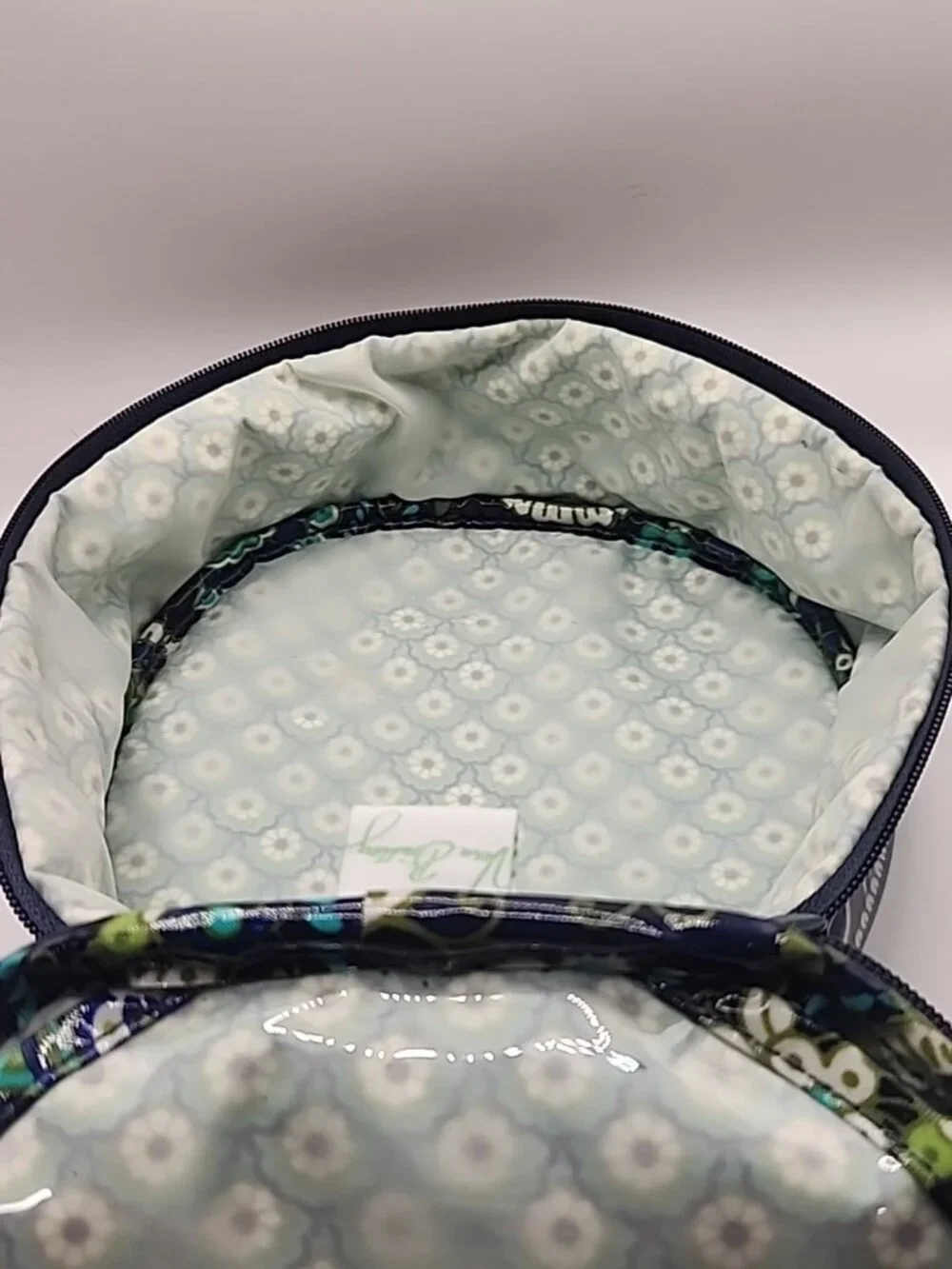 VERA BRADLEY Round Vinyl Makeup Bag Blue, Aqua & Green.